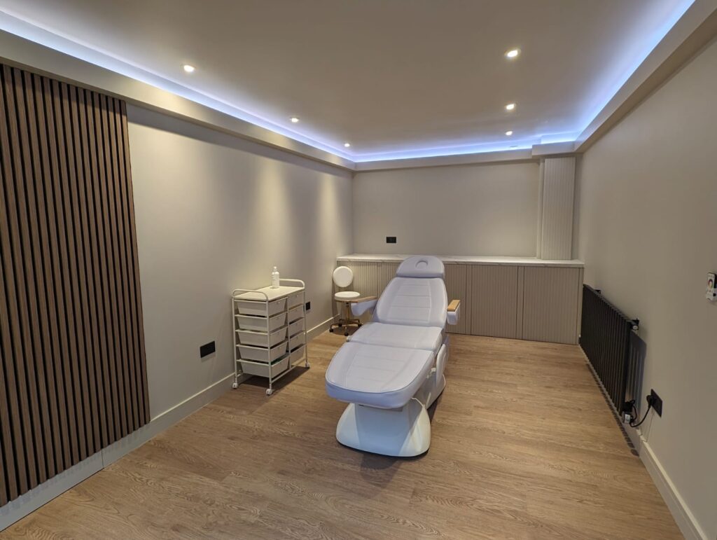 Treatment bed in a calm and comfortable room at Renaisskin, designed for subtle and natural aesthetic procedures in a relaxing environment.